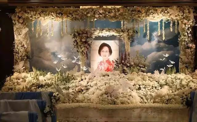 瓊瑤花葬遺像被花海包圍!林心如含淚祭拜趙薇只送花籃