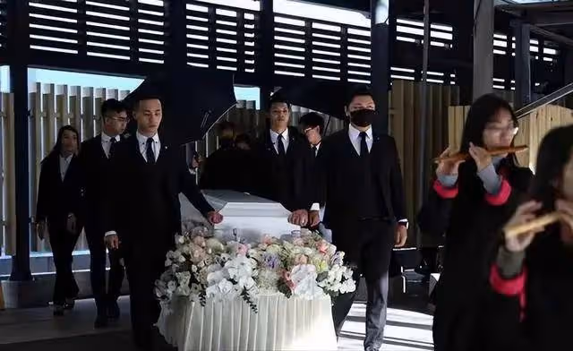 瓊瑤花葬遺像被花海包圍!林心如含淚祭拜趙薇只送花籃