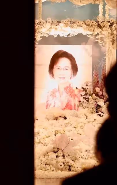 瓊瑤花葬遺像被花海包圍!林心如含淚祭拜趙薇只送花籃