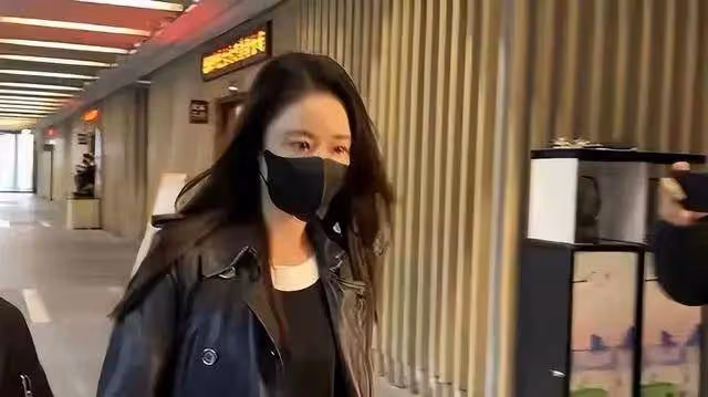 瓊瑤花葬遺像被花海包圍!林心如含淚祭拜趙薇只送花籃