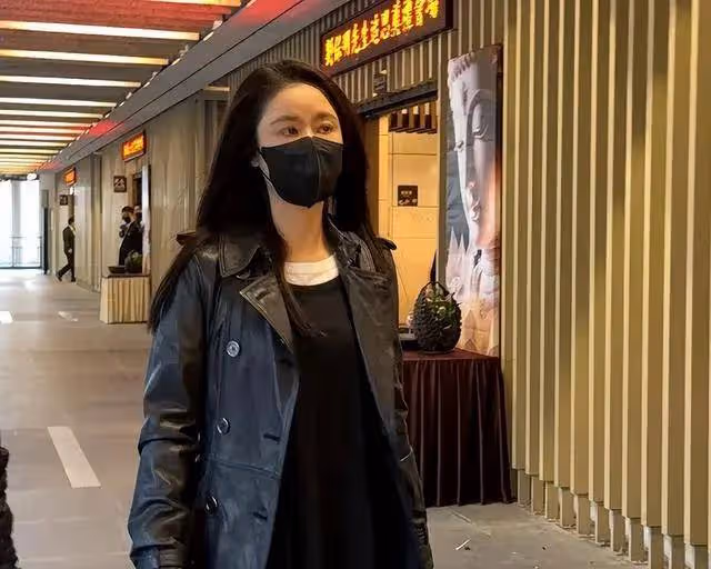 瓊瑤花葬遺像被花海包圍!林心如含淚祭拜趙薇只送花籃