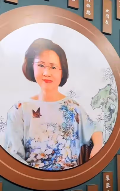 瓊瑤花葬遺像被花海包圍!林心如含淚祭拜趙薇只送花籃
