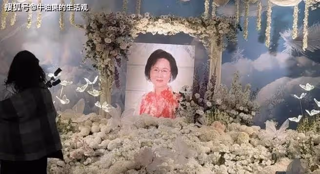 瓊瑤花葬骨灰入土為安,兒子兒媳哭到淚崩,最後親筆信公開
