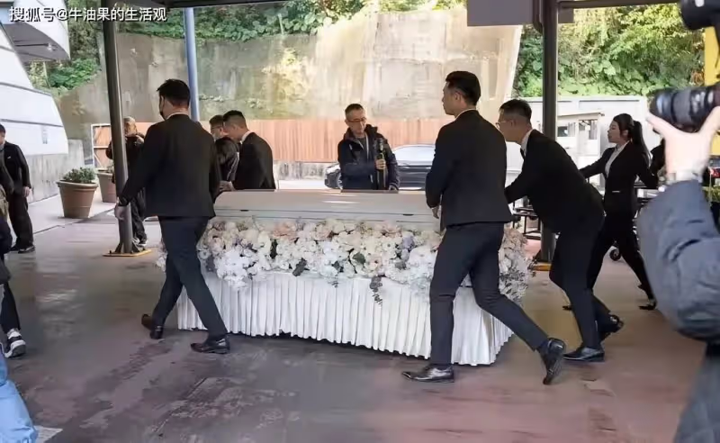 瓊瑤花葬骨灰入土為安,兒子兒媳哭到淚崩,最後親筆信公開