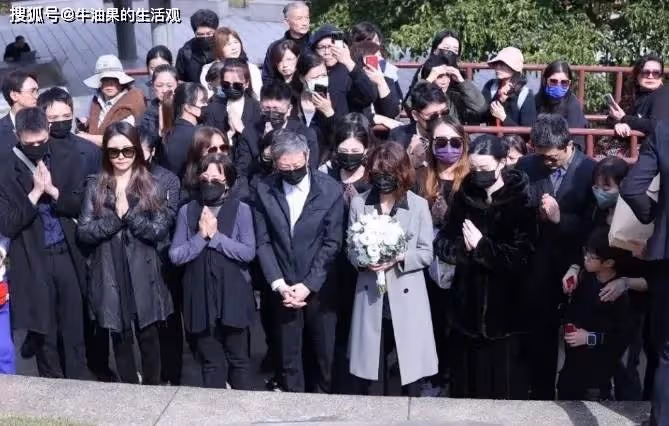 瓊瑤花葬骨灰入土為安,兒子兒媳哭到淚崩,最後親筆信公開
