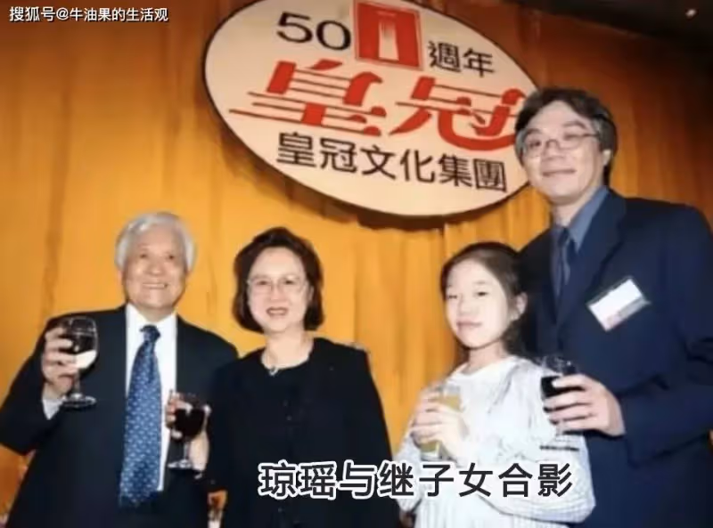 瓊瑤花葬骨灰入土為安,兒子兒媳哭到淚崩,最後親筆信公開