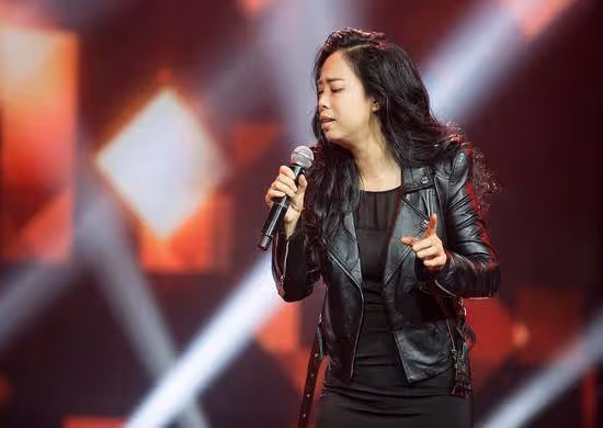 黃綺珊「換臉」成功:齙牙消失,腰肢纖細,演唱會秒變20歲少女!