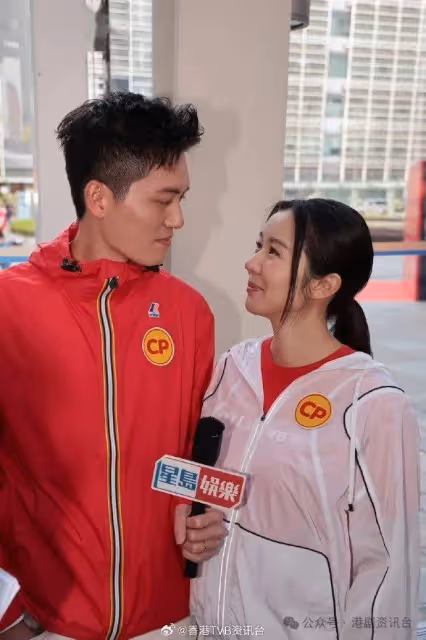 大肚麥明詩孖老公盛勁為出活動!申請兩個月大假陪入產房