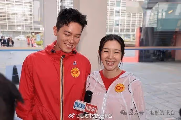 大肚麥明詩孖老公盛勁為出活動!申請兩個月大假陪入產房