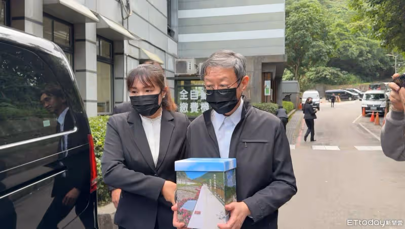 林心如全程送別瓊瑤「與家屬站第一排」 上陽明山花葬快步離開