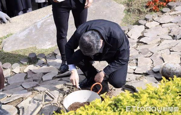 林心如全程送別瓊瑤「與家屬站第一排」 上陽明山花葬快步離開