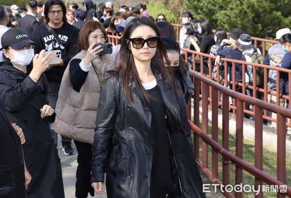 林心如全程送別瓊瑤「與家屬站第一排」 上陽明山花葬快步離開