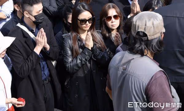 林心如全程送別瓊瑤「與家屬站第一排」 上陽明山花葬快步離開