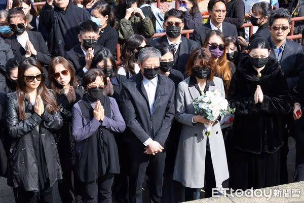 林心如全程送別瓊瑤「與家屬站第一排」 上陽明山花葬快步離開