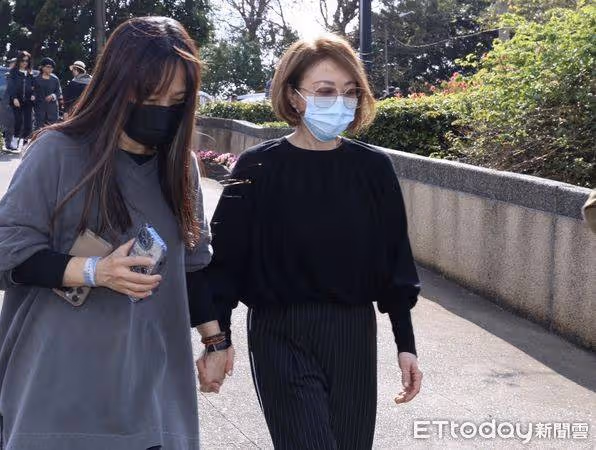 林心如全程送別瓊瑤「與家屬站第一排」 上陽明山花葬快步離開