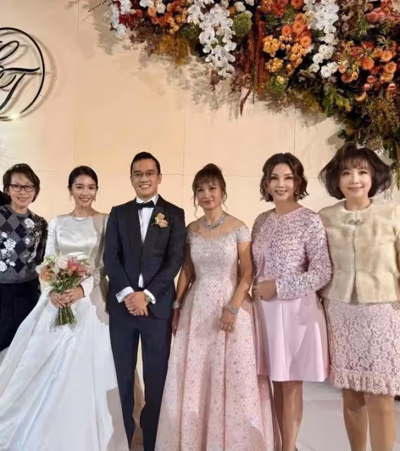 恭喜!周大福鄭家三公子大婚,謝玲玲到場祝賀,郎才女貌好登對
