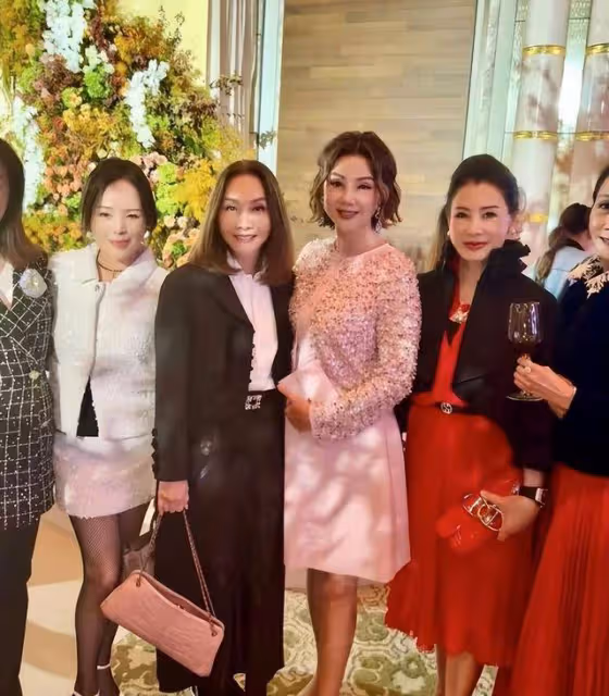恭喜!周大福鄭家三公子大婚,謝玲玲到場祝賀,郎才女貌好登對