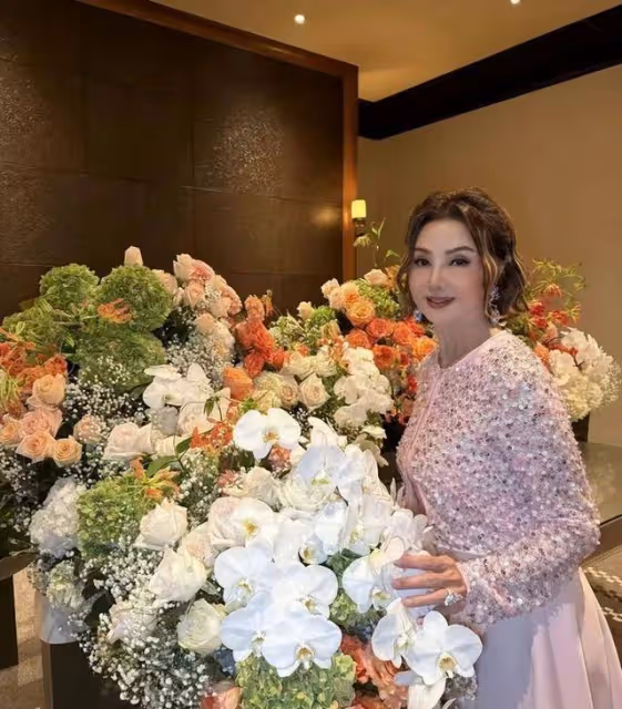 恭喜!周大福鄭家三公子大婚,謝玲玲到場祝賀,郎才女貌好登對