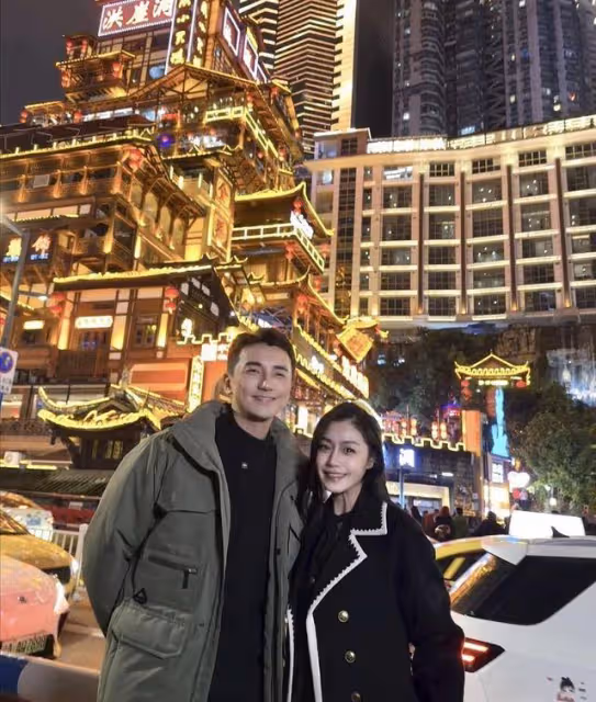 TVB帥氣小生重慶被偶遇!洪崖洞熱門打卡位與路人合影,被贊有型
