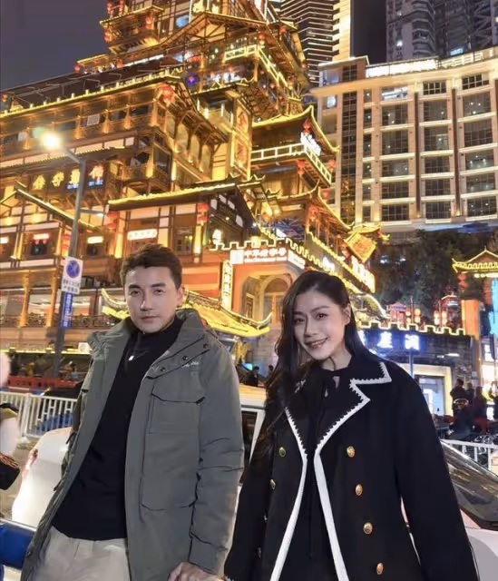TVB帥氣小生重慶被偶遇!洪崖洞熱門打卡位與路人合影,被贊有型