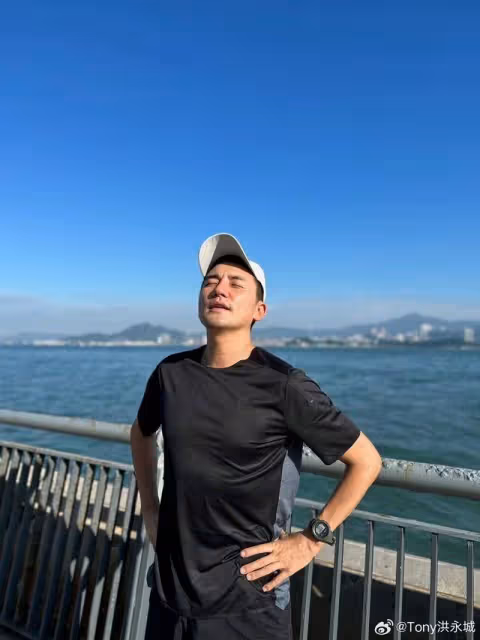 TVB帥氣小生重慶被偶遇!洪崖洞熱門打卡位與路人合影,被贊有型