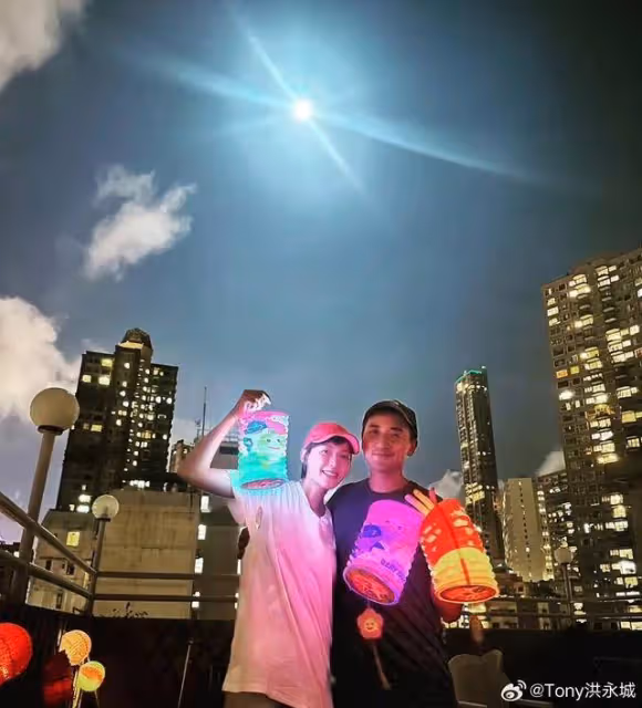 TVB帥氣小生重慶被偶遇!洪崖洞熱門打卡位與路人合影,被贊有型