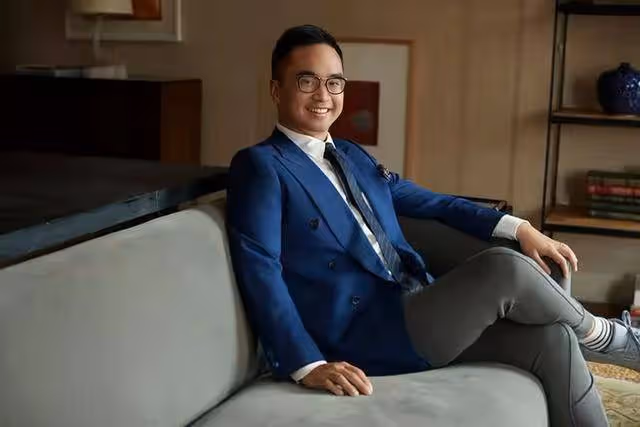 恭喜!香港知名富三代結婚,在家族酒店辦婚禮,劉鑾雄坐輪椅現身