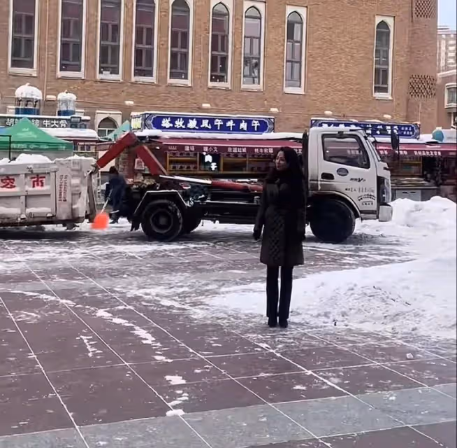 網友街頭偶遇森林北，長相漂亮顏值高，穿黑色大衣十分正式