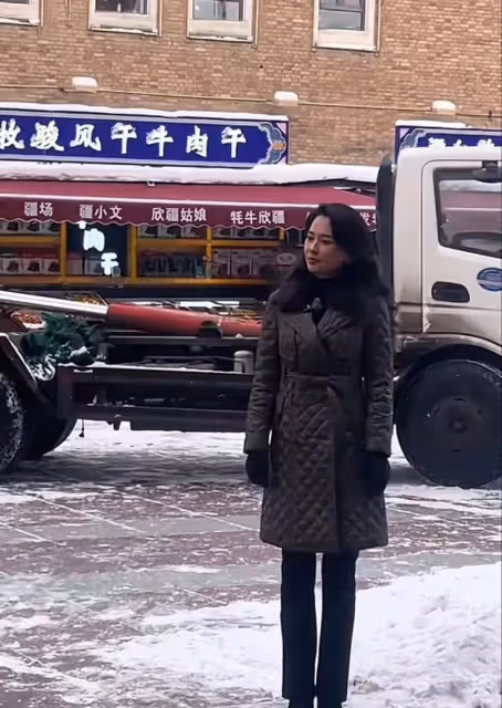 網友街頭偶遇森林北，長相漂亮顏值高，穿黑色大衣十分正式