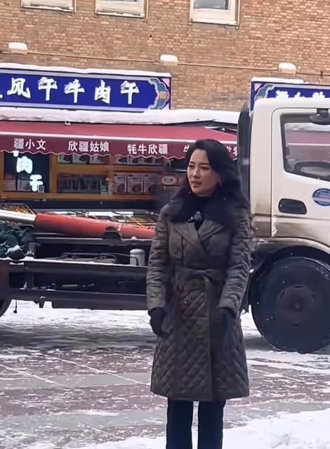 網友街頭偶遇森林北，長相漂亮顏值高，穿黑色大衣十分正式