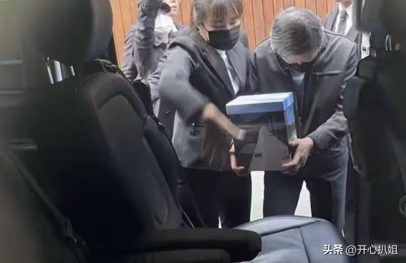 瓊瑤葬禮這天,平鑫濤子女的公司發了一張圖片搞內涵,引全網憤怒