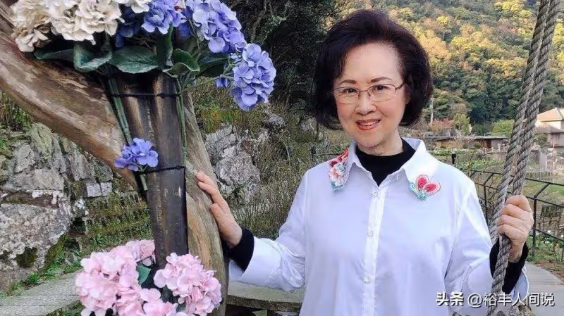 瓊瑤葬禮現場曝光!林心如現身趙薇送花籃,棺木前3人吹笛子送別