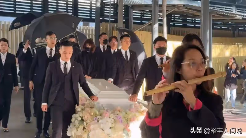 瓊瑤葬禮現場曝光!林心如現身趙薇送花籃,棺木前3人吹笛子送別