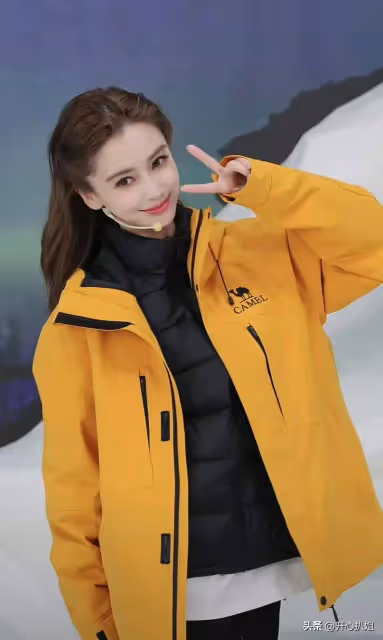 Angelababy直播賣羽絨服,顏值回春溫柔又甜美,宣布明年正式復出