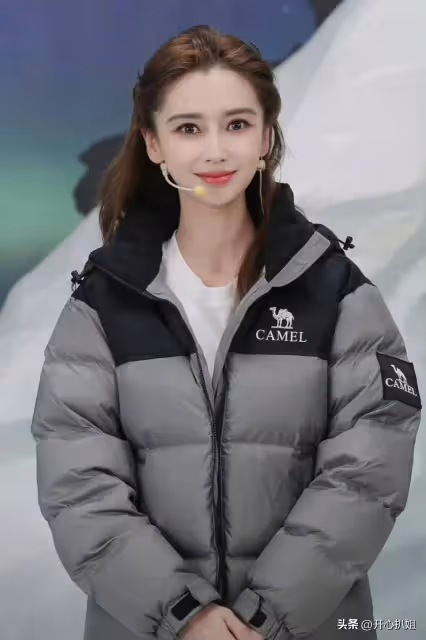 Angelababy直播賣羽絨服,顏值回春溫柔又甜美,宣布明年正式復出