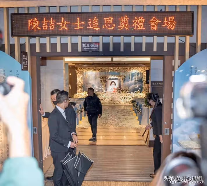瓊瑤的靈堂被鮮花和蝴蝶圍繞,兒子一家四口扶靈,林心如到場送別