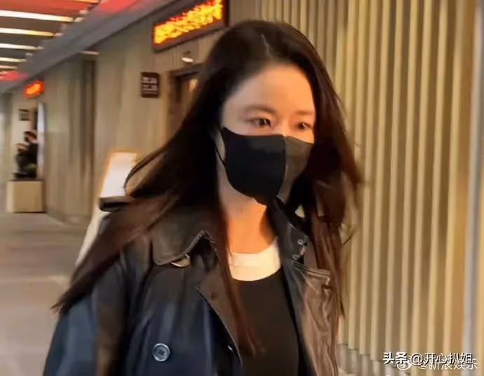 瓊瑤的靈堂被鮮花和蝴蝶圍繞,兒子一家四口扶靈,林心如到場送別
