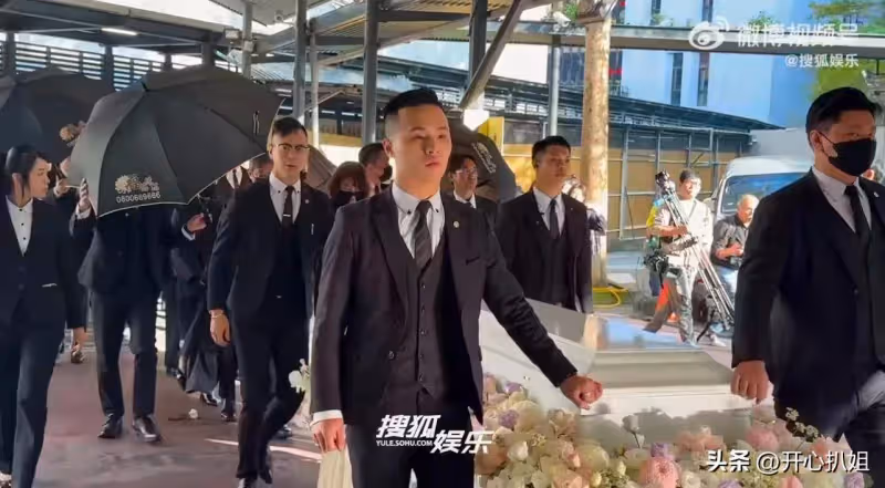 瓊瑤的靈堂被鮮花和蝴蝶圍繞,兒子一家四口扶靈,林心如到場送別