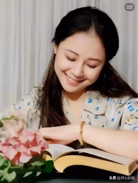 瓊瑤的靈堂被鮮花和蝴蝶圍繞,兒子一家四口扶靈,林心如到場送別