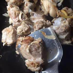 燜豬腿骨