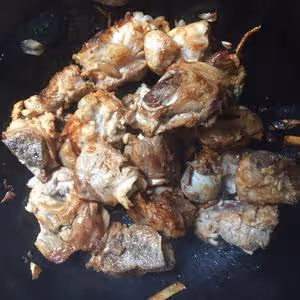 燜豬腿骨