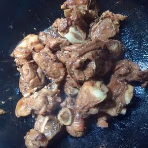 燜豬腿骨
