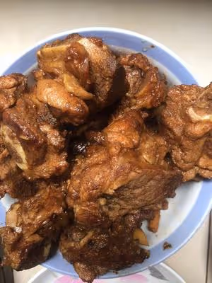 燜豬腿骨