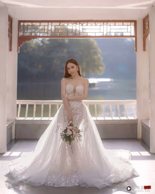 34歲女星超透視雪白禮服「前V開岔全空」酥胸全泄！網辣到不敢直視