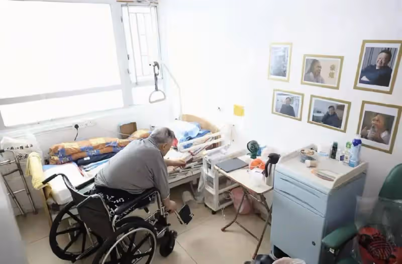 沒錢治病等自愈!TVB老戲骨秦煌雙腳腫脹發黑,一月內兩次跌倒