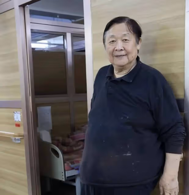 沒錢治病等自愈!TVB老戲骨秦煌雙腳腫脹發黑,一月內兩次跌倒
