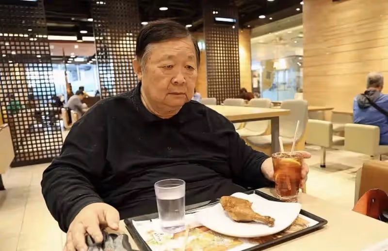 沒錢治病等自愈！TVB老戲骨秦煌雙腳腫脹發黑，一月內兩次跌倒