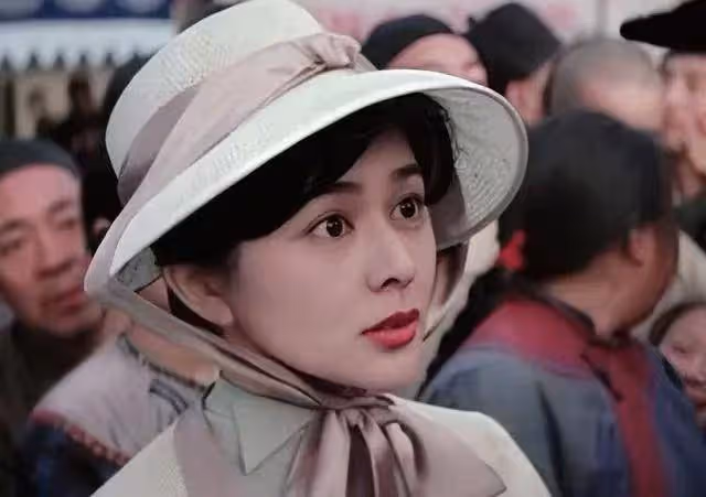 被質疑!關之琳霸氣回應,稱願意為錯誤買單,承認曾做過小三