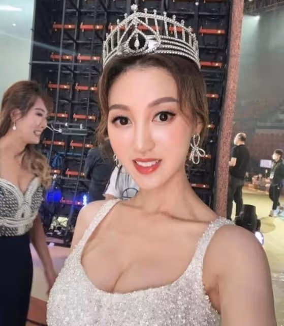 愜意!33歲前港姐提前國外過聖誕,爺孫戀離婚後被指分3億贍養費