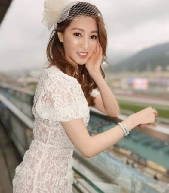 愜意!33歲前港姐提前國外過聖誕,爺孫戀離婚後被指分3億贍養費